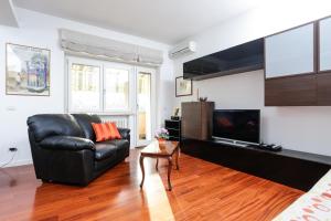 ローマにあるSt. Peter Terrace Apartmentのリビングルーム(黒い革張りのソファ、薄型テレビ付)