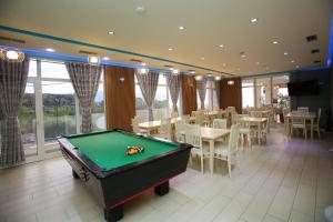 Biliár nebo kulečník v ubytování Aqua Blue Hotel