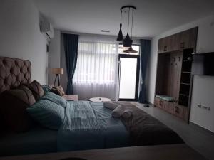 Rúm í herbergi á Apartman S&L