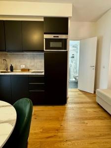 A kitchen or kitchenette at Eccelsobarese - close to Airport train link