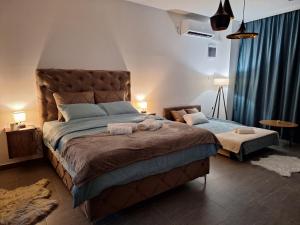 Rúm í herbergi á Apartman S&L