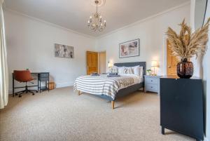 サウサンプトンにある2-Bedroom Stunning, Modern & Spacious Apartment, near Ocean Village, Central Southampton - by Blue Puffin Staysのベッドと机と椅子のある寝室