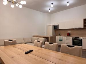 Kuchyň nebo kuchyňský kout v ubytování Pearl Bee Deluxe Suites