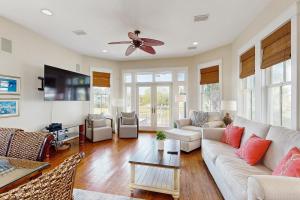 un salon avec un canapé et un ventilateur de plafond dans l'établissement Just in Time at Destin Pointe, à Destin