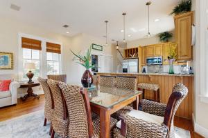 une cuisine et une salle à manger avec une table et des chaises dans l'établissement Just in Time at Destin Pointe, à Destin