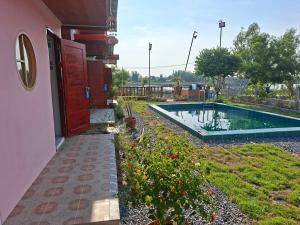 Ban Lao Suan Kluaiเอสบีพูลวิลล่า的院子里有游泳池的房子