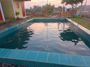 Ban Lao Suan Kluaiเอสบีพูลวิลล่า的院子里的水池