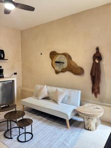 イスラ・ムヘーレスにあるCasa rocaのリビングルーム(白いソファ、鏡付)