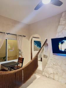 イスラ・ムヘーレスにあるCasa rocaのテーブルと天井ファンのあるリビングルーム