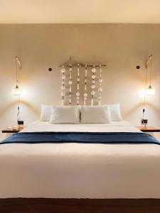 イスラ・ムヘーレスにあるCasa rocaの大きな白いベッドと2つのランプのある寝室 +37枚の写真