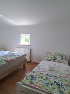 a bedroom with two beds and a window at Apartment Oliva Volme in Banjole +11 photos