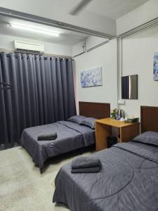 En eller flere senge i et værelse på Payang Guest House