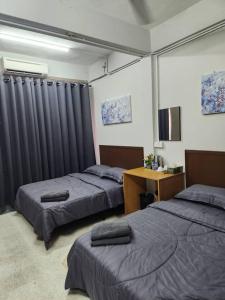 En eller flere senge i et værelse på Payang Guest House