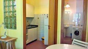 Bilik mandi di Seafront Apartments Garden House