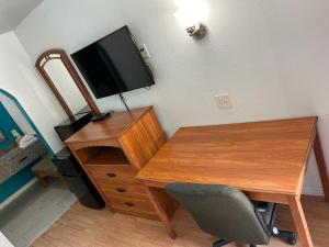 TV/trung tâm giải trí tại 2 Double Beds Hotel Studio 234