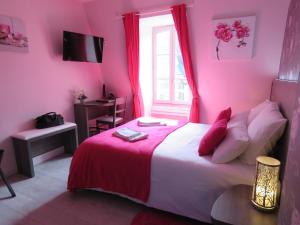 Postel nebo postele na pokoji v ubytování Hôtel Le Saint Patrice