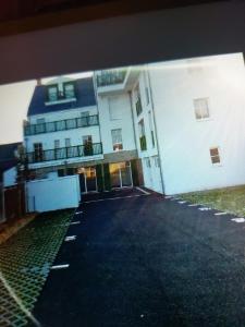 un parcheggio vuoto di fronte a un edificio di Studio neuf à louer à Dinard 3 nuits minimum a Dinard
