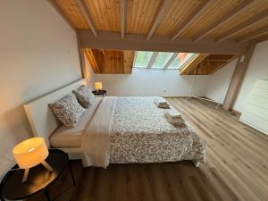 ein Schlafzimmer mit einem Bett und einer Couch darin in der Unterkunft Villa Ribeirinho Stays - 4 Bedrooms in Porto