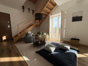 ein Wohnzimmer mit einem Bett und einer Treppe in der Unterkunft Villa Ribeirinho Stays - 4 Bedrooms in Porto