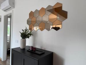 eine Leuchte an einer Wand mit einem schwarzen Schrank in der Unterkunft Villa Ribeirinho Stays - 4 Bedrooms in Porto