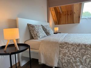 ein Schlafzimmer mit einem Bett und zwei Tischen mit Lampen in der Unterkunft Villa Ribeirinho Stays - 4 Bedrooms in Porto + 31 Fotos