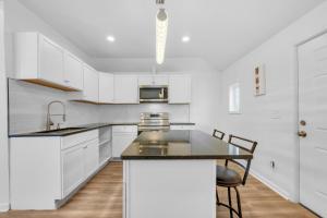 Η κουζίνα ή μικρή κουζίνα στο Spacious 3BR Detroit Apt Sleeps 7 WiFi +16 φωτογραφίες