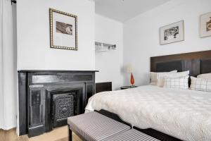 Ένα ή περισσότερα κρεβάτια σε δωμάτιο στο Spacious 3BR Detroit Apt Sleeps 7 WiFi