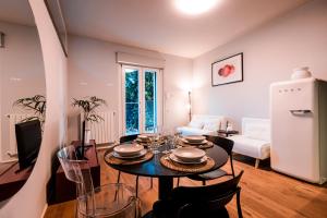 ベルガモにある2' Città Alta - Loft Moderno in Borgo Storicoのテーブルとソファのあるリビングルーム