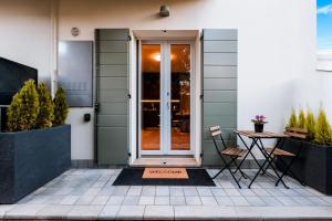 ベルガモにある2' Città Alta - Loft Moderno in Borgo Storicoの家の玄関