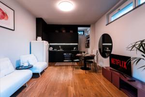ベルガモにある2' Città Alta - Loft Moderno in Borgo Storicoの白いソファとキッチンのあるリビングルーム +15枚の写真