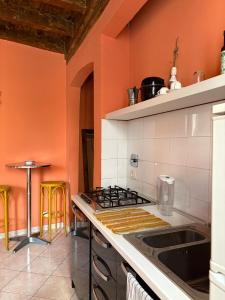 Dapur atau dapur kecil di Casa accogliente sul naviglio