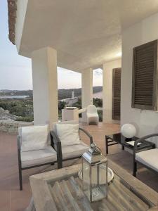 a living room with chairs and a coffee table at I Massi 2 La Maddalena Villa con terrazze nel Villaggio Piras in La Maddalena