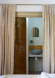 a bathroom with a shower and a sink and a mirror at Casaïa - La Cigale - Chambre avec salle de bain privée in Hyères