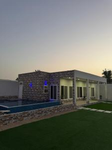 Bazén v ubytování Luxury Farmhouse Near Yas Island With Swimming Pool, BBQ Area & Majlis nebo v jeho okolí