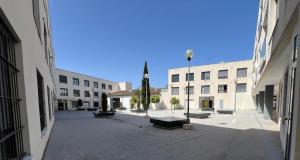 un cortile vuoto in una città con edifici di Apartamento Jerez a Jerez de la Frontera