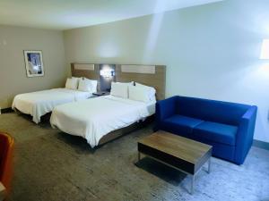 Postel nebo postele na pokoji v ubytování Holiday Inn Express Kenedy by IHG