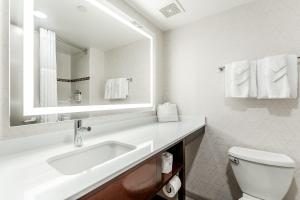 Baðherbergi á Holiday Inn Express Philadelphia Penn's Landing by IHG