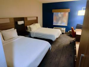 Postel nebo postele na pokoji v ubytování Holiday Inn Express Kenedy by IHG