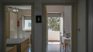 uma cozinha com uma porta que leva a uma sala de jantar em Casa Cannulo em Otranto