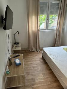 Televízia a/alebo spoločenská miestnosť v ubytovaní Appartement Bron