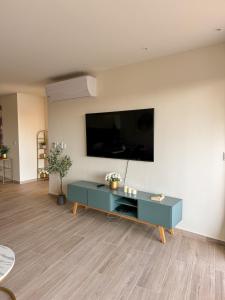 Il comprend un salon doté d'une armoire bleue et d'une télévision à écran plat. dans l'établissement Azure Caribbean Green Spirit, à Puerto Aventuras