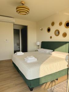 une chambre avec un grand lit avec deux serviettes dessus dans l'établissement Azure Caribbean Green Spirit, à Puerto Aventuras 32 autres photos