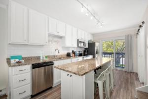 Kuchyň nebo kuchyňský kout v ubytování Seaward Road #5 - Bay Bliss + 50 fotografií