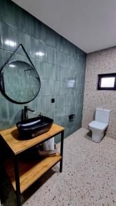 Ванна кімната в Apart hotel In DIlijan , Designed by Khi