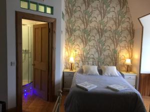 1 dormitorio con 1 cama y un mural en la pared en Bank Guest House, en Coldstream