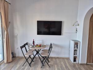 TV a/nebo společenská místnost v ubytování Anastasia Beach House Haraki