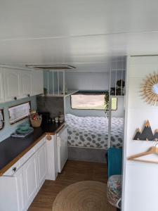 Kuchyň nebo kuchyňský kout v ubytování Caravan Zee by BnB de Kapitein