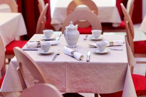 Reštaurácia alebo iné gastronomické zariadenie v ubytovaní Hotel Raca + 20 fotografií