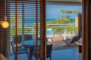 a dining room with a view of the ocean at Hotel Spa Nau Royal in Camburi