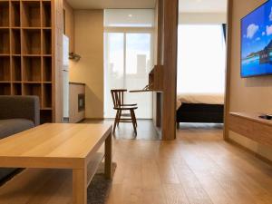 een woonkamer met een bank en een tafel bij Wyndham Garden Sukhumvit 42 in Bangkok